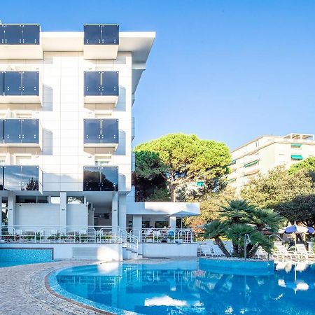 Hotel Ambassador Meuble Lignano Sabbiadoro Buitenkant foto
