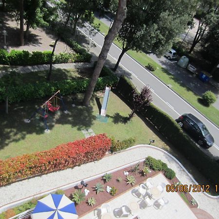 Hotel Ambassador Meuble Lignano Sabbiadoro Buitenkant foto