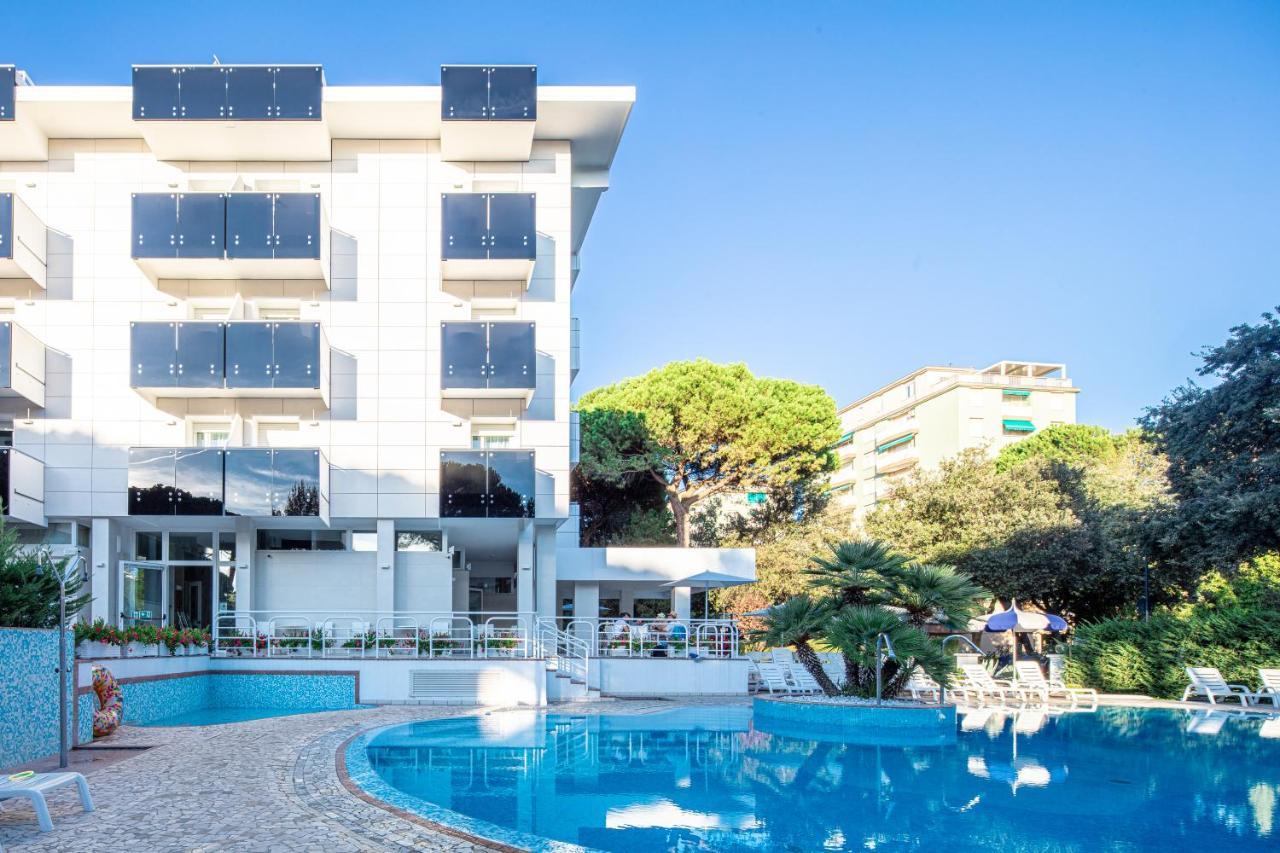 Hotel Ambassador Meuble Lignano Sabbiadoro Buitenkant foto