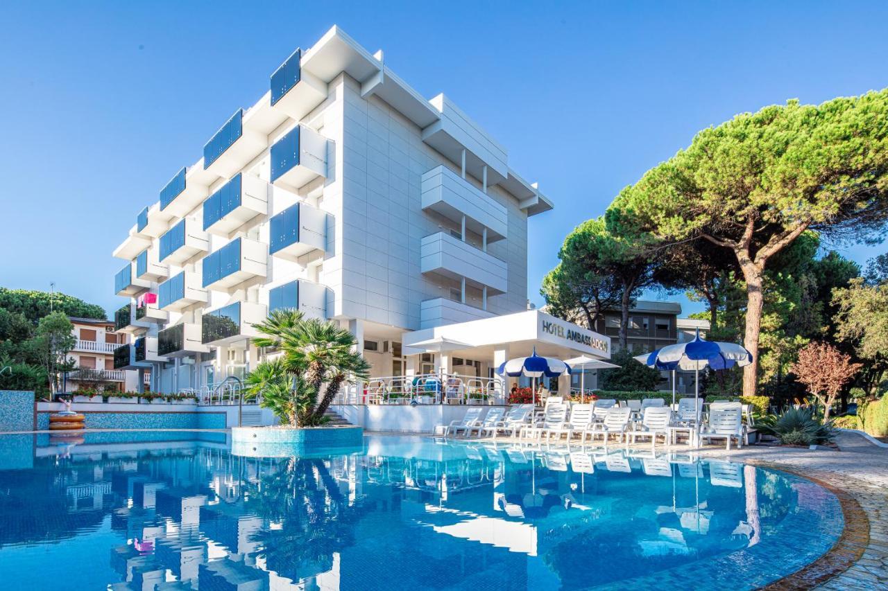 Hotel Ambassador Meuble Lignano Sabbiadoro Buitenkant foto