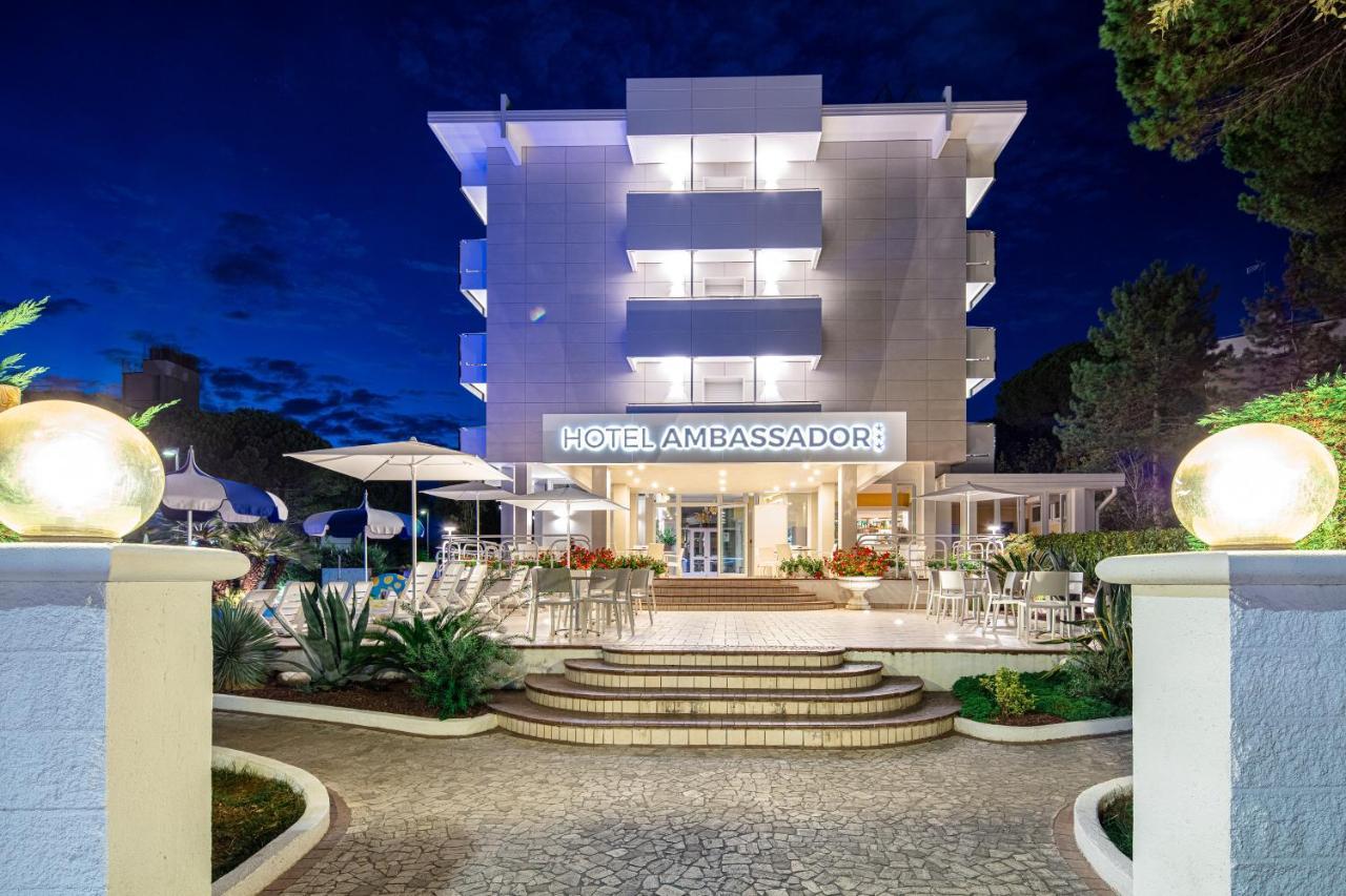 Hotel Ambassador Meuble Lignano Sabbiadoro Buitenkant foto