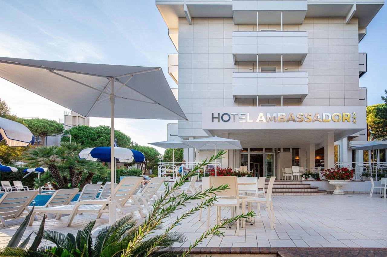 Hotel Ambassador Meuble Lignano Sabbiadoro Buitenkant foto