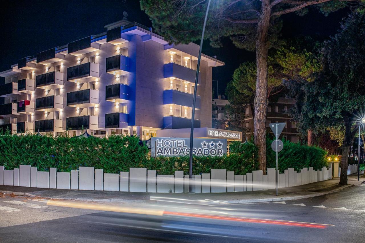 Hotel Ambassador Meuble Lignano Sabbiadoro Buitenkant foto