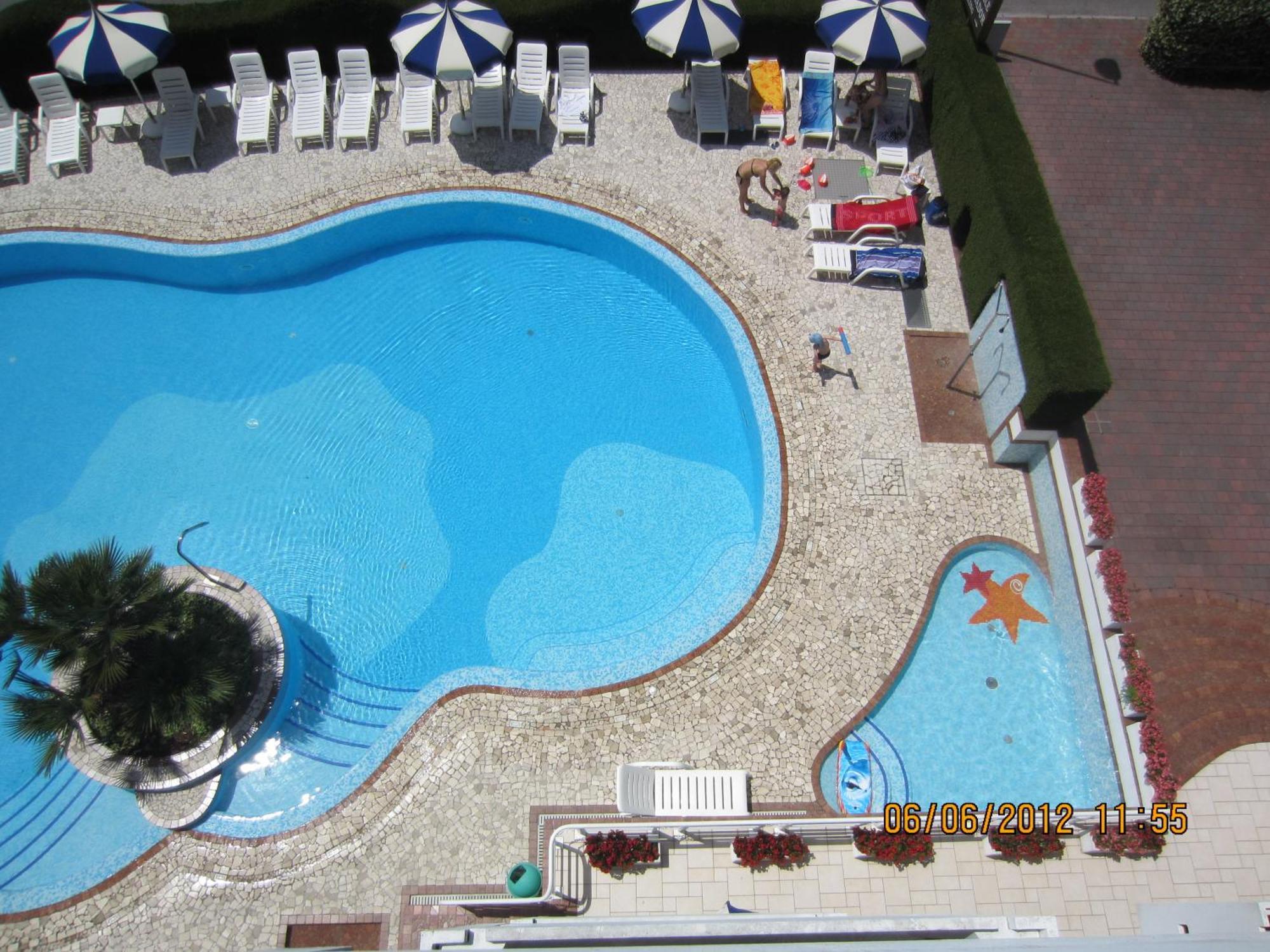 Hotel Ambassador Meuble Lignano Sabbiadoro Buitenkant foto