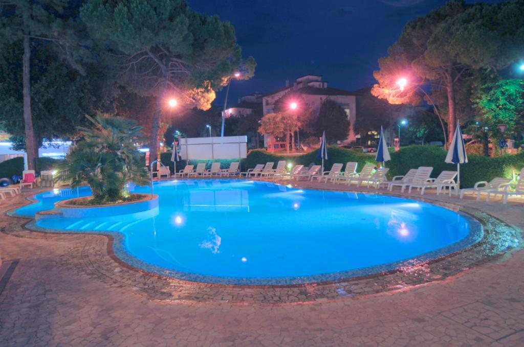 Hotel Ambassador Meuble Lignano Sabbiadoro Buitenkant foto