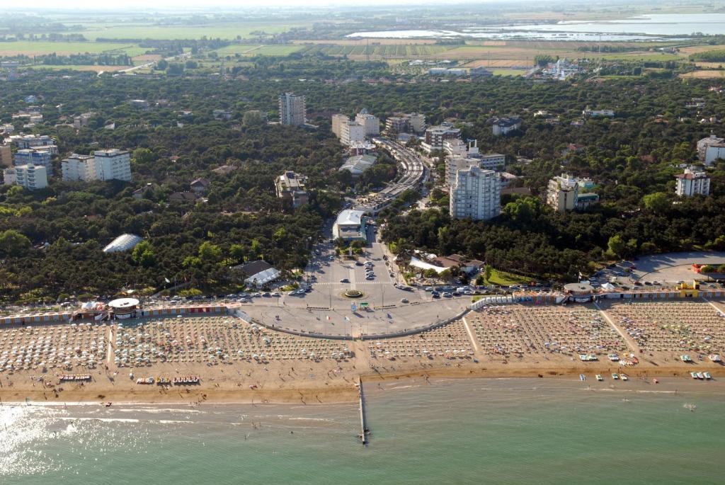 Hotel Ambassador Meuble Lignano Sabbiadoro Buitenkant foto