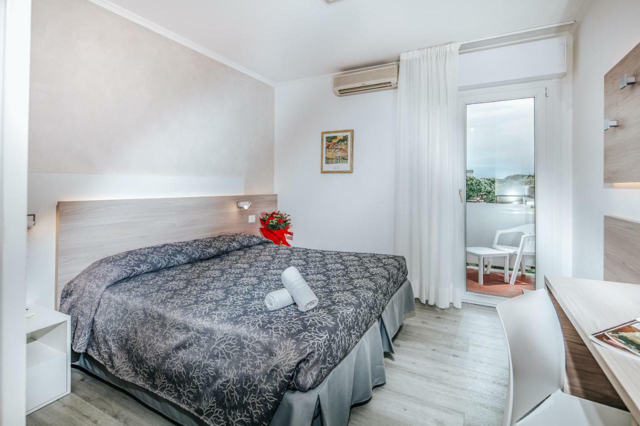 Hotel Ambassador Meuble Lignano Sabbiadoro Buitenkant foto