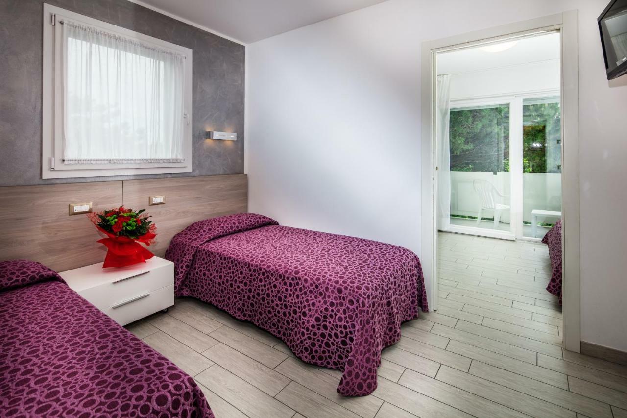 Hotel Ambassador Meuble Lignano Sabbiadoro Buitenkant foto