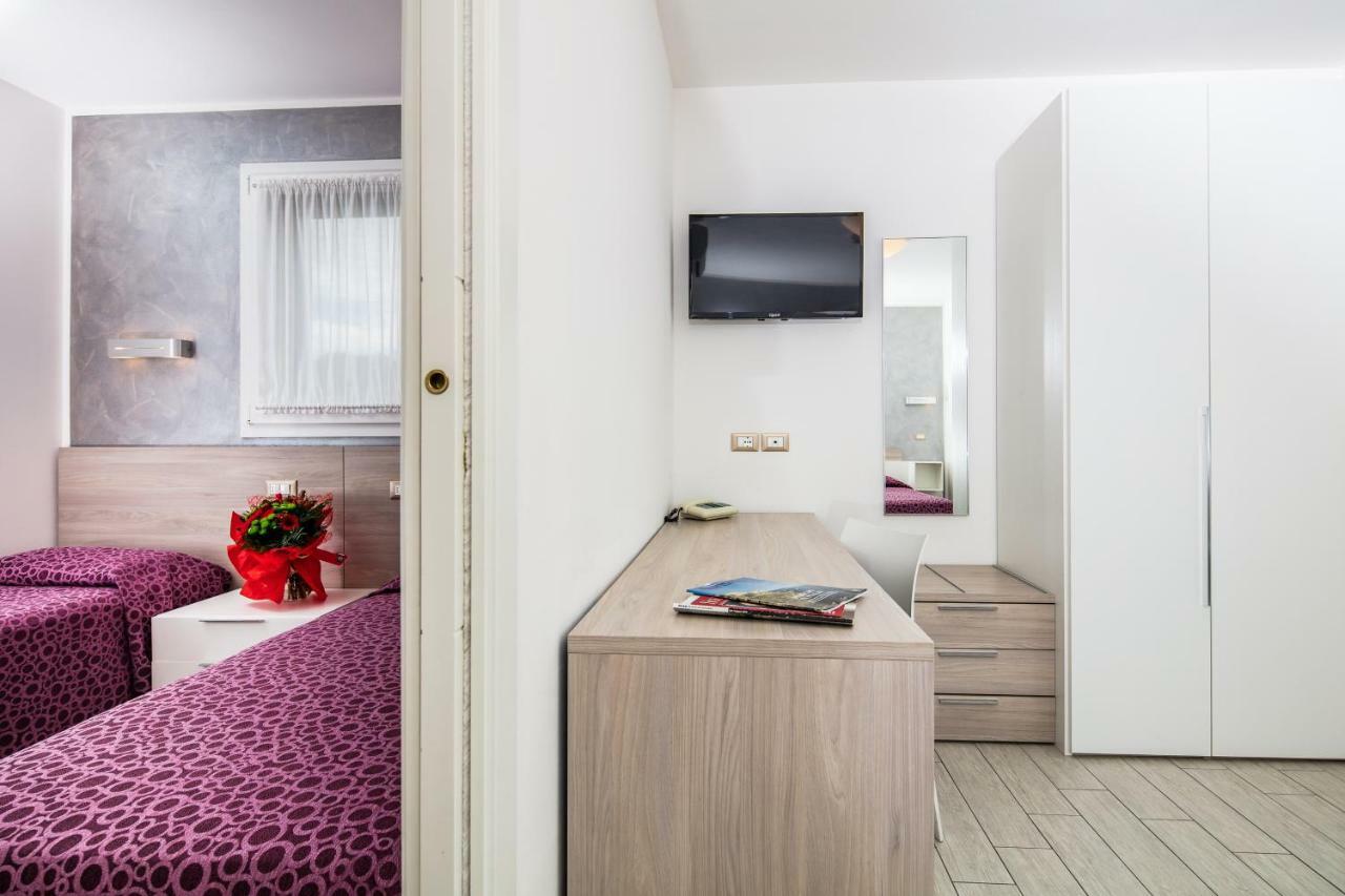 Hotel Ambassador Meuble Lignano Sabbiadoro Buitenkant foto