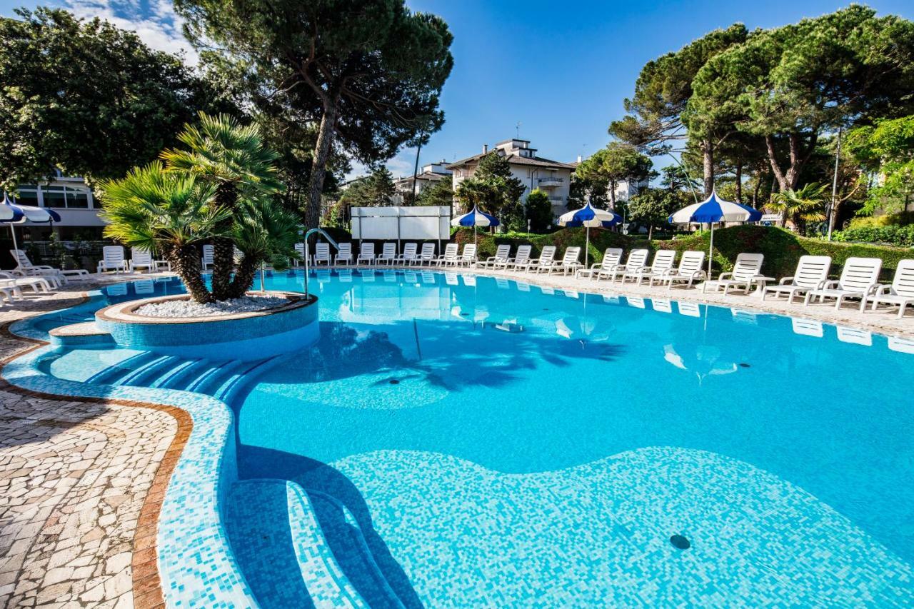 Hotel Ambassador Meuble Lignano Sabbiadoro Buitenkant foto