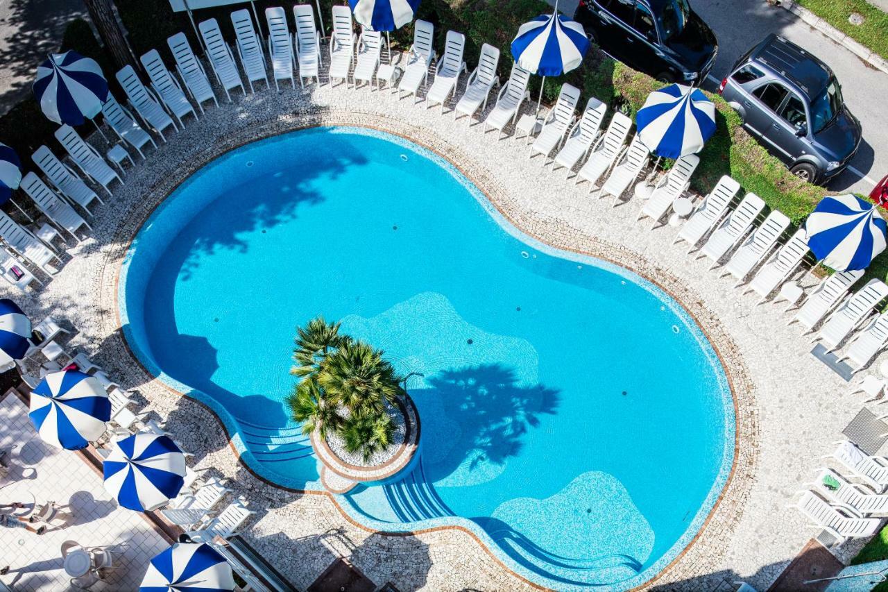 Hotel Ambassador Meuble Lignano Sabbiadoro Buitenkant foto