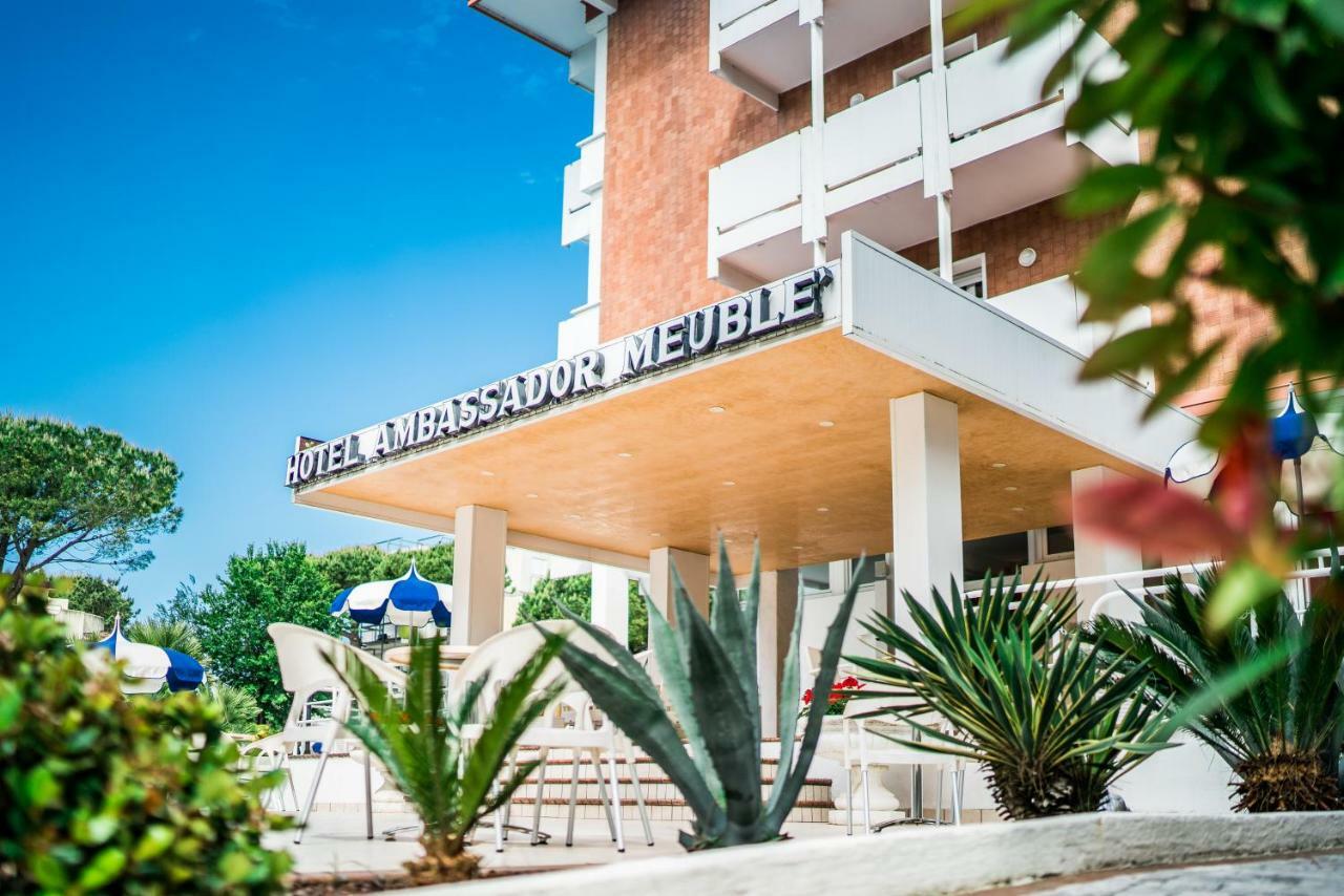 Hotel Ambassador Meuble Lignano Sabbiadoro Buitenkant foto